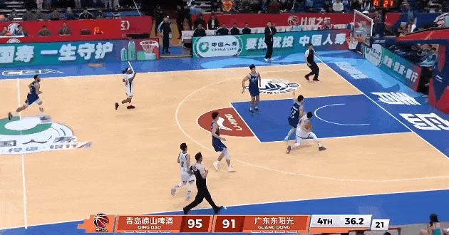 开云公司-胡明轩快攻造成段昂君5犯离场，两罚全中后35秒仅差青岛2分